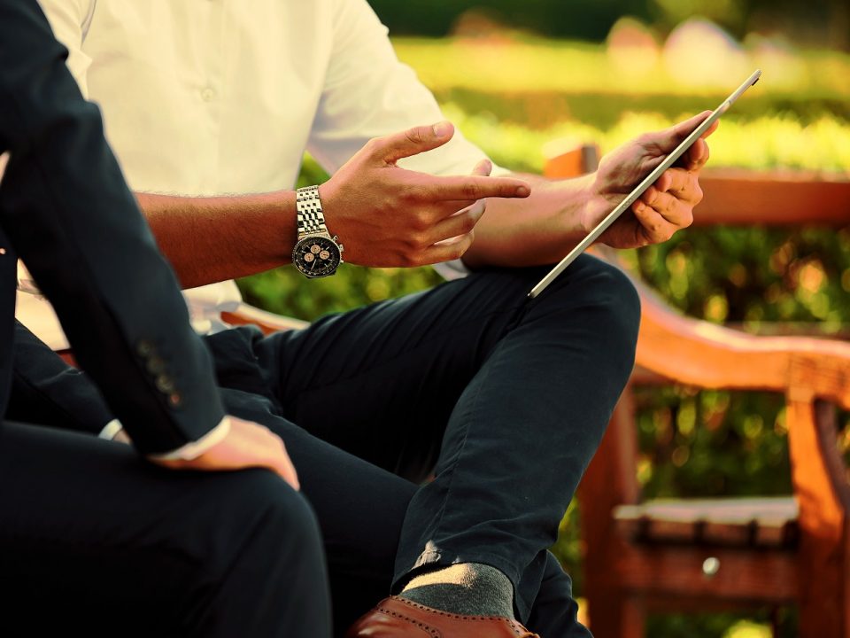 Retencja w biznesie i marketingu odnosi się do zdolności firmy do zatrzymywania klientów przez określony czas. Poznaj dokładną definicję retencji i zobacz, jakie czynniki na nią wpływają.