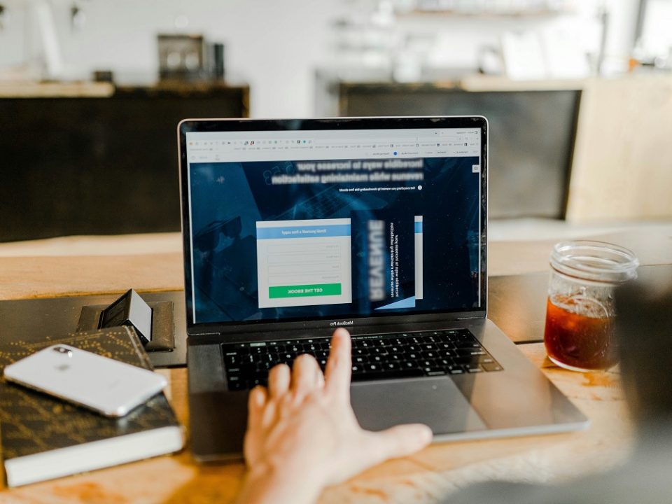 Mikrokonwersja w kontekście marketingu internetowego to działanie podjęte przez użytkownika na stronie internetowej, które nie jest ostatecznym celem (np. zakupem produktu), ale jest krokiem wiodącym do głównej konwersji lub pomaga mierzyć zaangażowanie użytkownika.