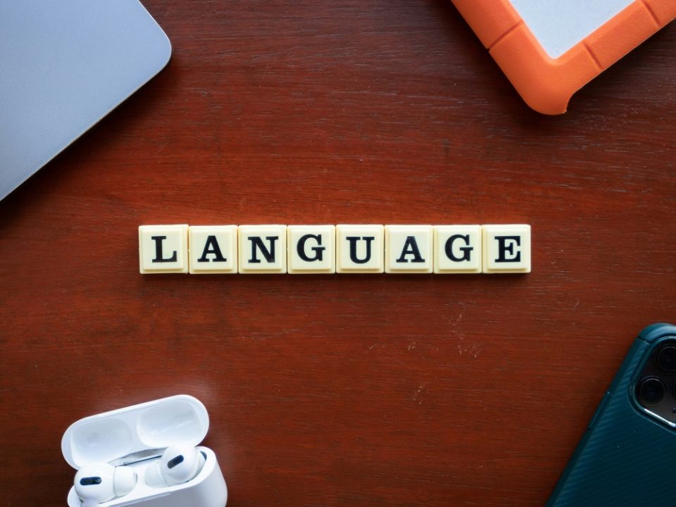 W tym artykule wyjaśniamy, czym są LLM, jak działają i dlaczego każdy marketer powinien wiedzieć, jak je wykorzystywać