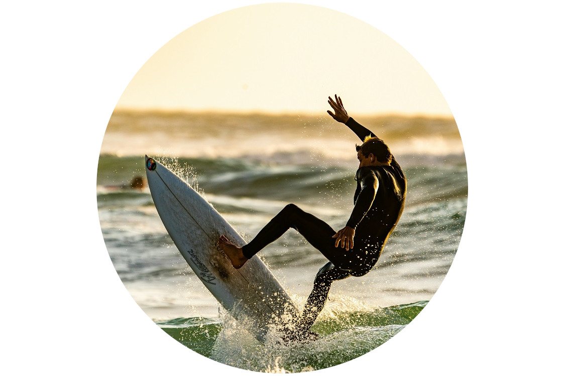 Czym jest Surfer AI i czym różni się od ChatGPT czy Jaspera? Jakie zastosowania ma Surfer AI w codziennym marketingu?