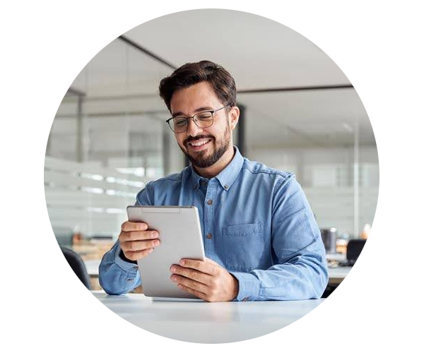 reklama internetowa uśmiechnięty pan