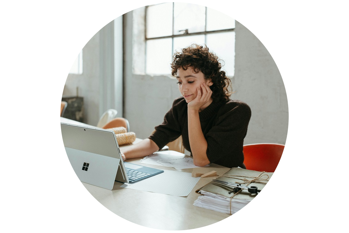 girl with curly hair using laptop in&nbsp;office