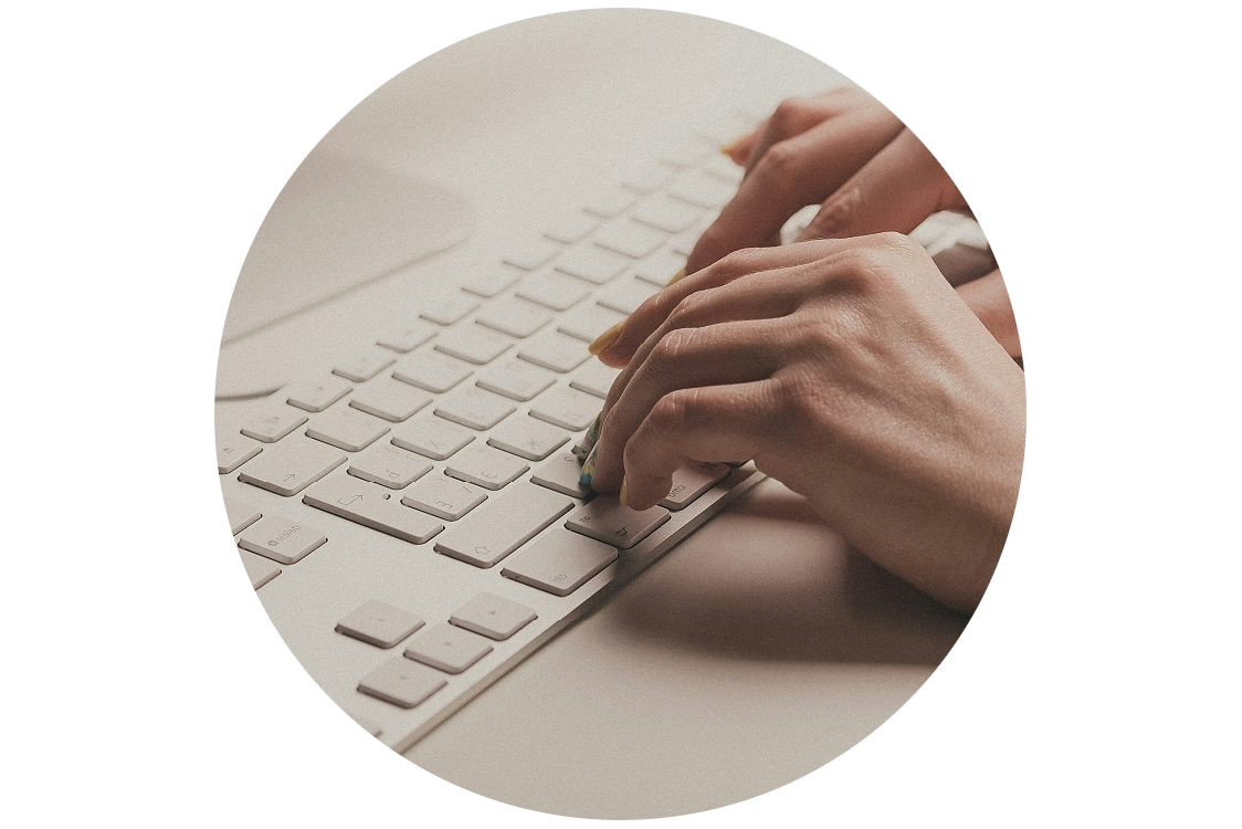 hands on&nbsp;a&nbsp;keyboard