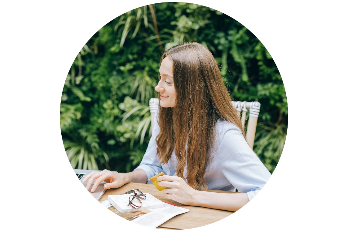 pani uczy się o unikalnych rolach kanałów płatnych